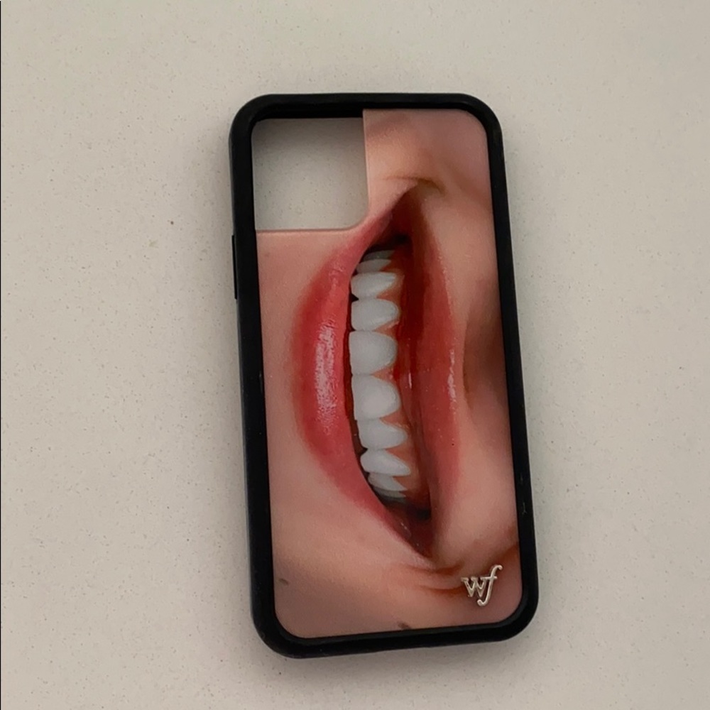 devon carlson smile case iphone 11 pro